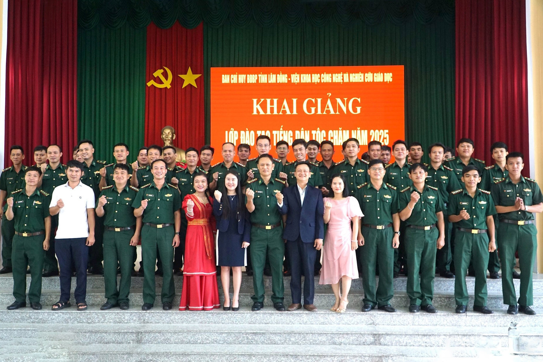 dai-bieu-hoc-vien-chup-hinh-luu-niem-tai-buoi-khai-giang(1).jpg
