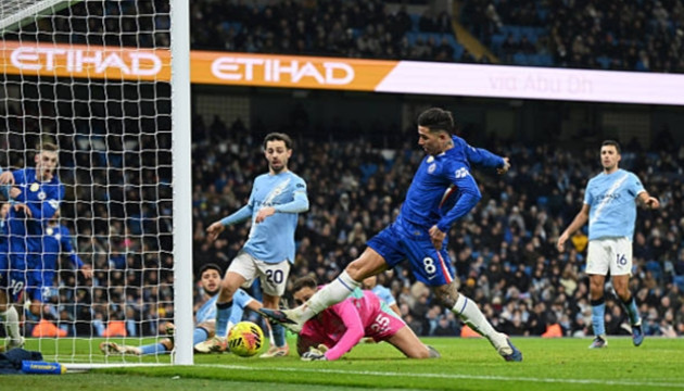 Enzo Fernandez dứt điểm cận thành gỡ hòa cho Chelsea trước Manchester City.