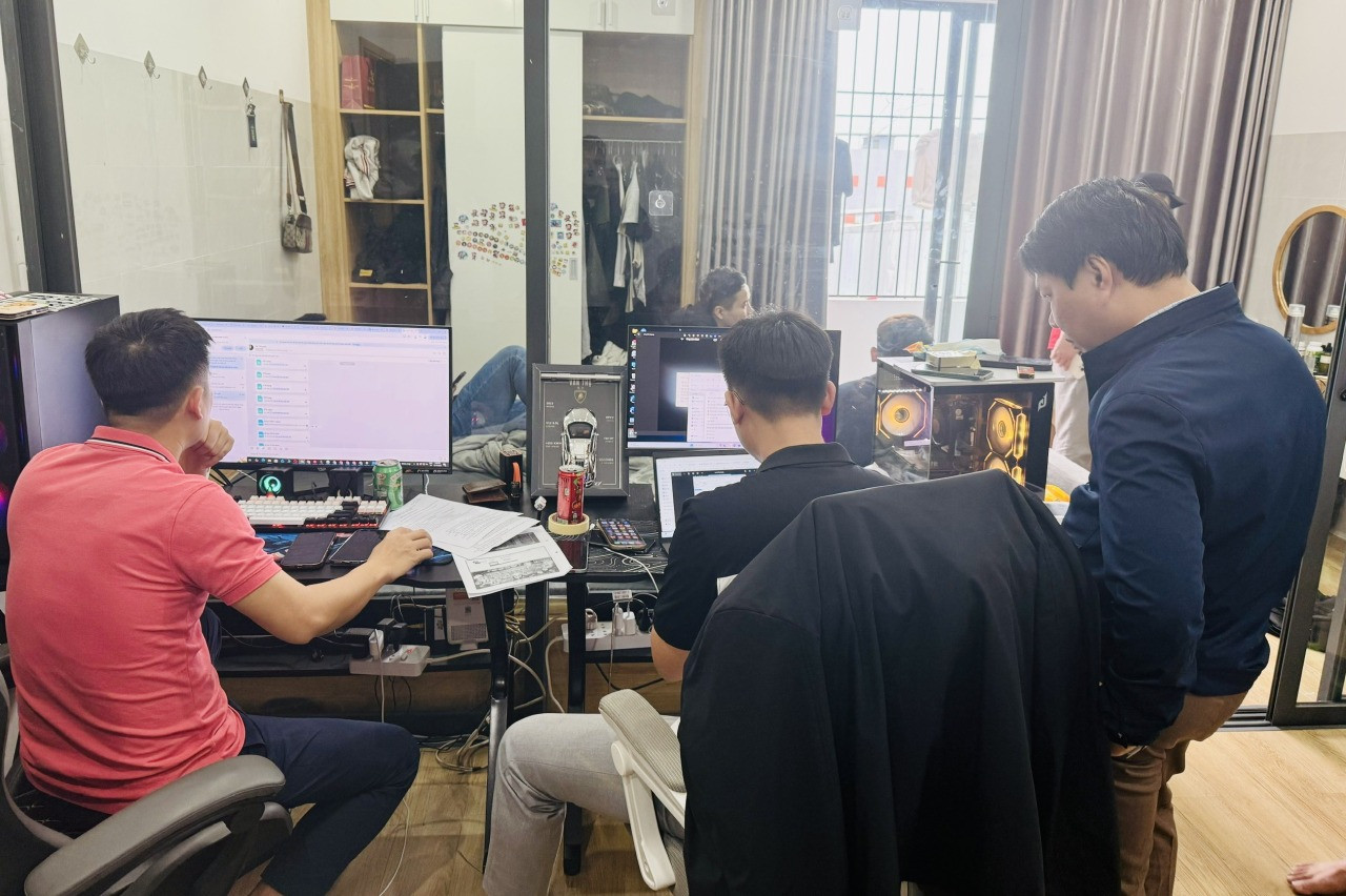 Cơ quan chức năng kiểm tra các thiết bị và dữ liệu điện tử liên quan đến hành vi tổ chức đánh bạc trực tuyến.