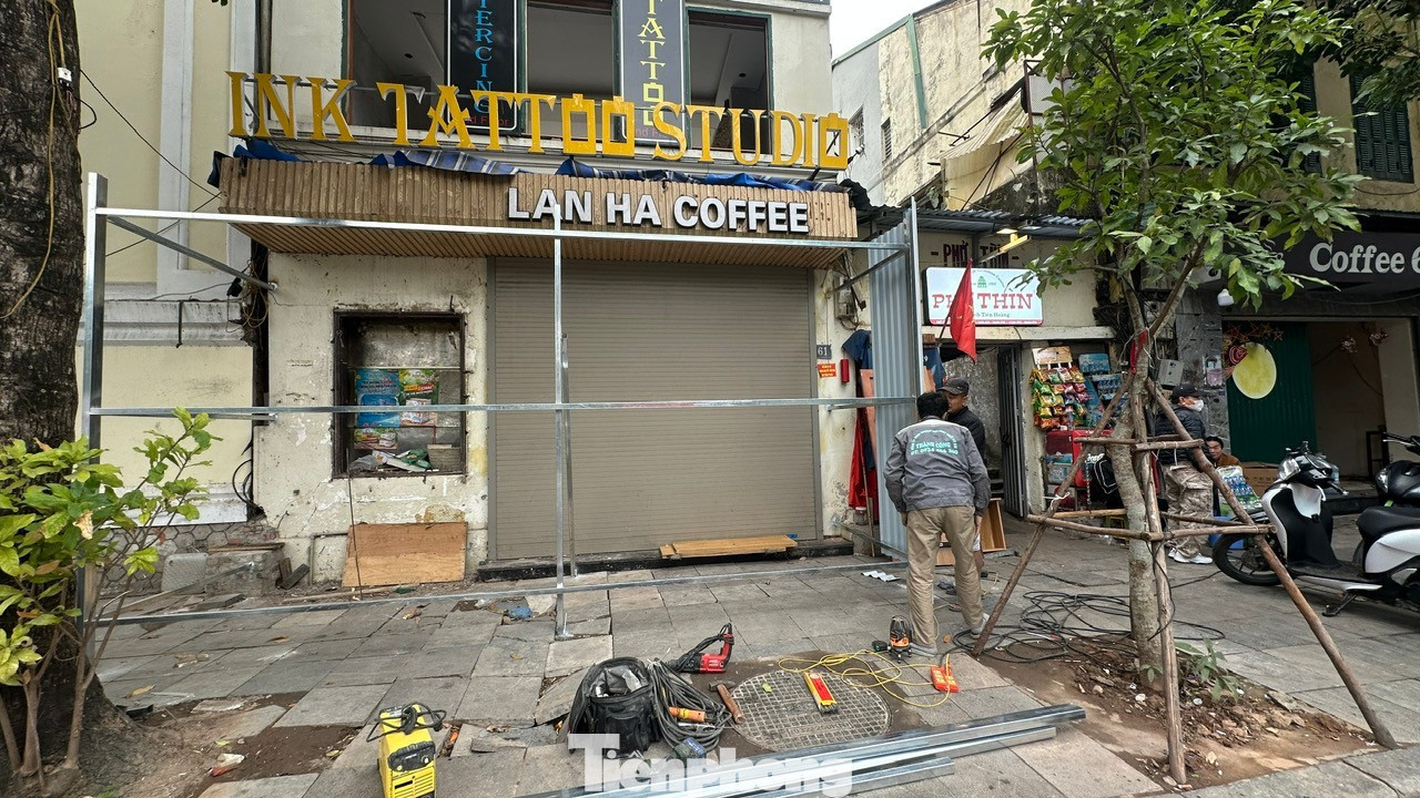 Lực lượng chức năng quây tôn mặt bằng tại dự án quảng trường phía Đông hồ Hoàn Kiếm sáng 5/1.