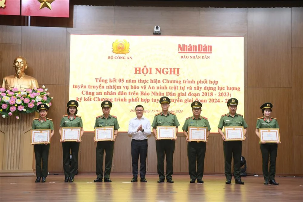 Đại diện các tập thể nhận bằng khen vinh danh từ Báo Nhân Dân.