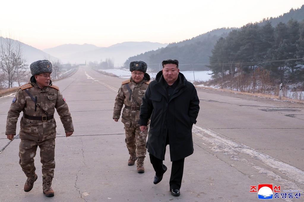 Chủ tịch Triều Tiên Kim Jong Un thị sát cuộc tập trận tên lửa siêu vượt âm ngày 4/1.