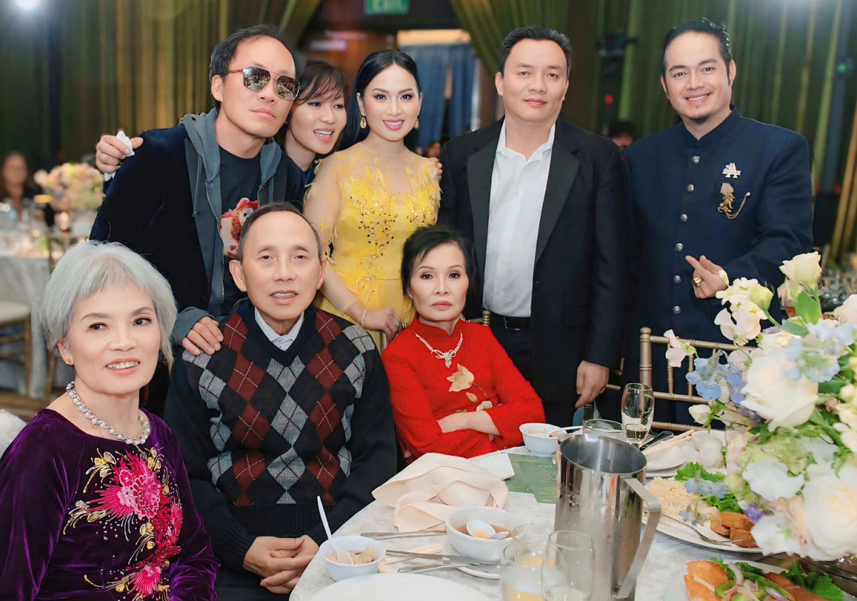 Hà Phương khoác vai tỷ phú Chính Chu và chụp hình cùng khách mời