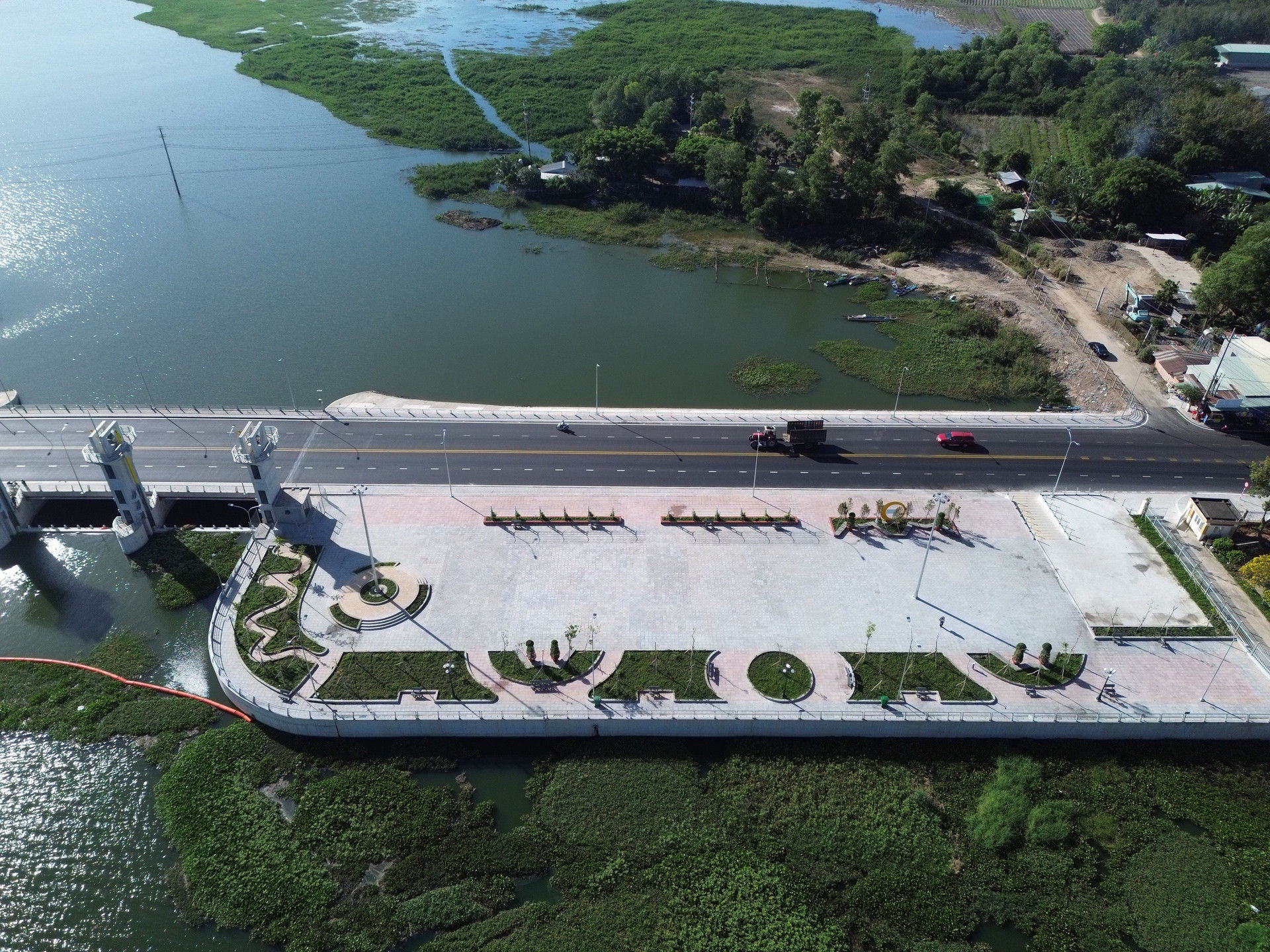 Hệ thống đập và đường giao thông mới tại hồ Tha La