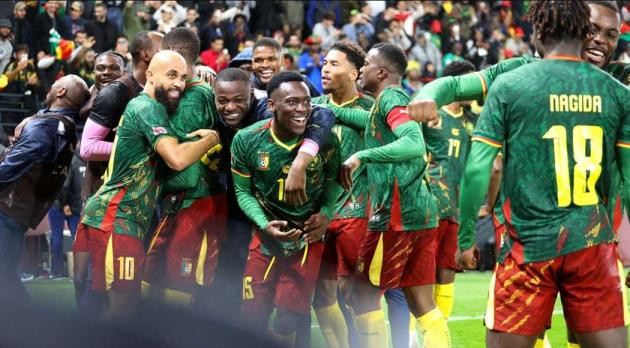 Các cầu thủ Cameroon ăn mừng chiến thắng tiến vào vòng tứ kết.