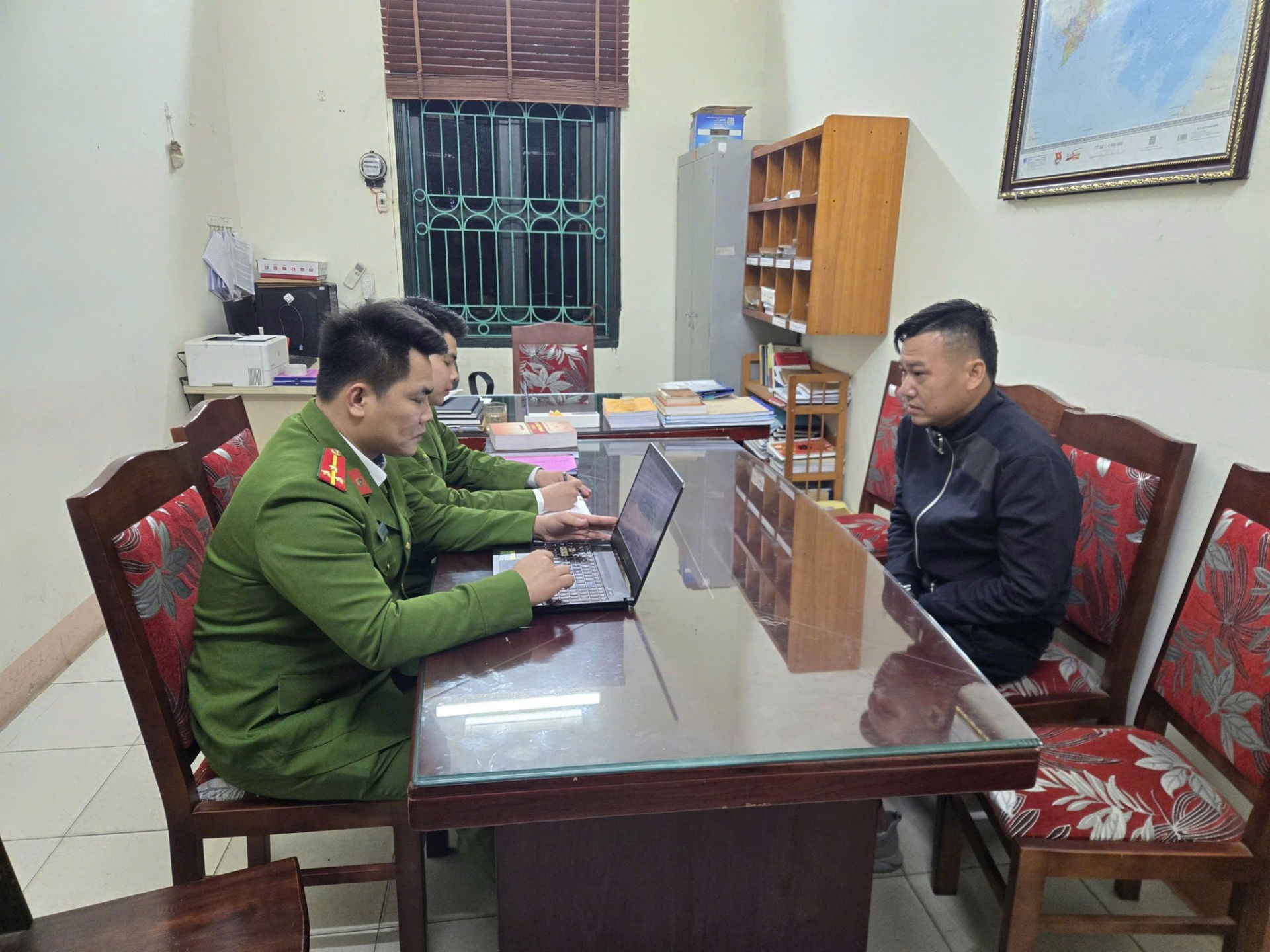 Đối tượng Nguyễn Công Huy làm việc với cơ quan công an tại Phú Thọ