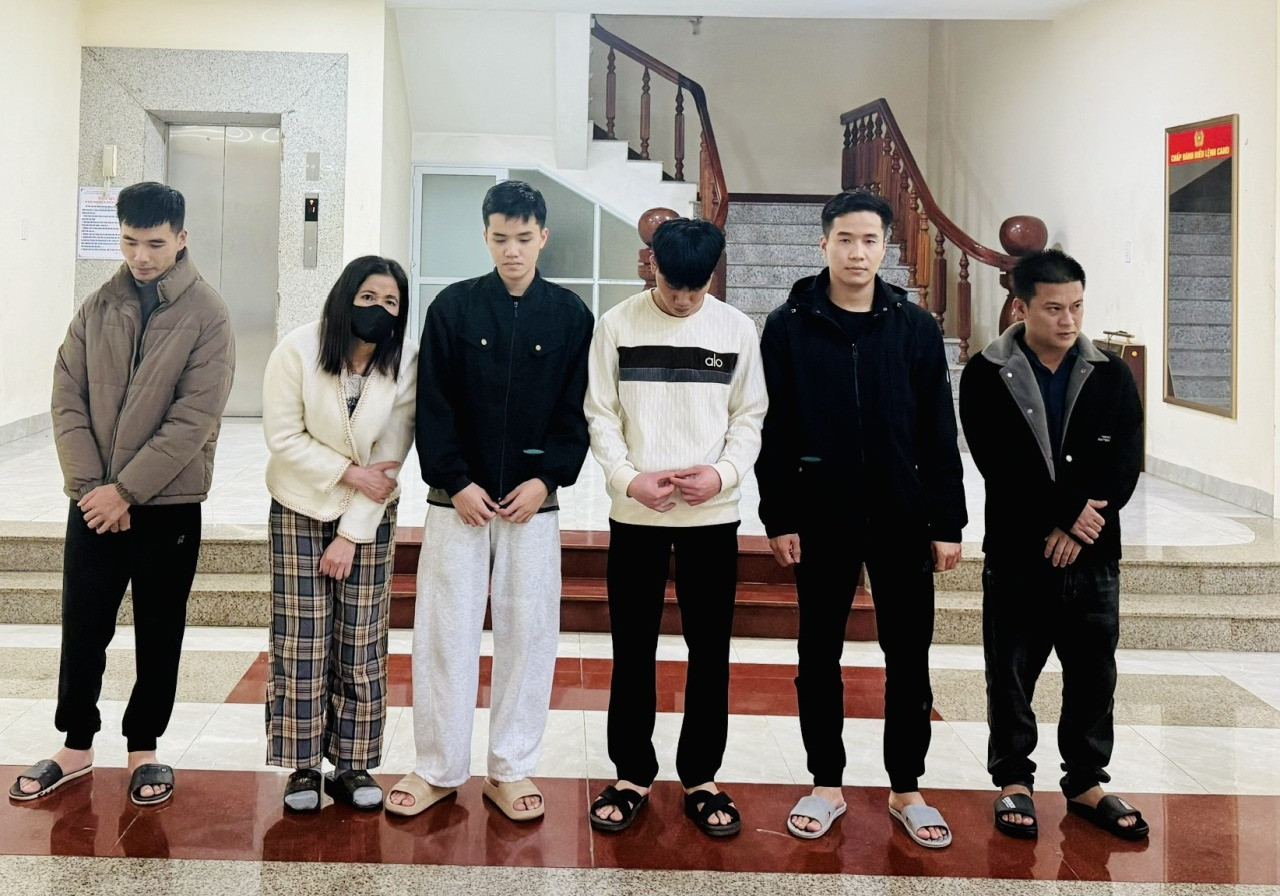 Các đối tượng trong đường dây đánh bạc trực tuyến tại cơ quan Công an tỉnh Quảng Trị.