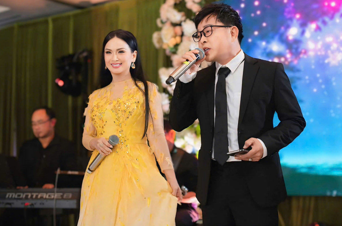 Hà Phương và Trần Sang biểu diễn trên sân khấu