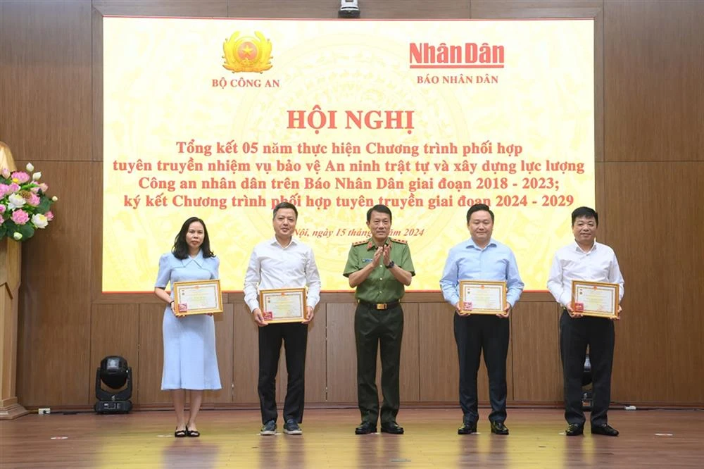 Trao tặng kỷ niệm chương cho các cá nhân có thành tích xuất sắc.
