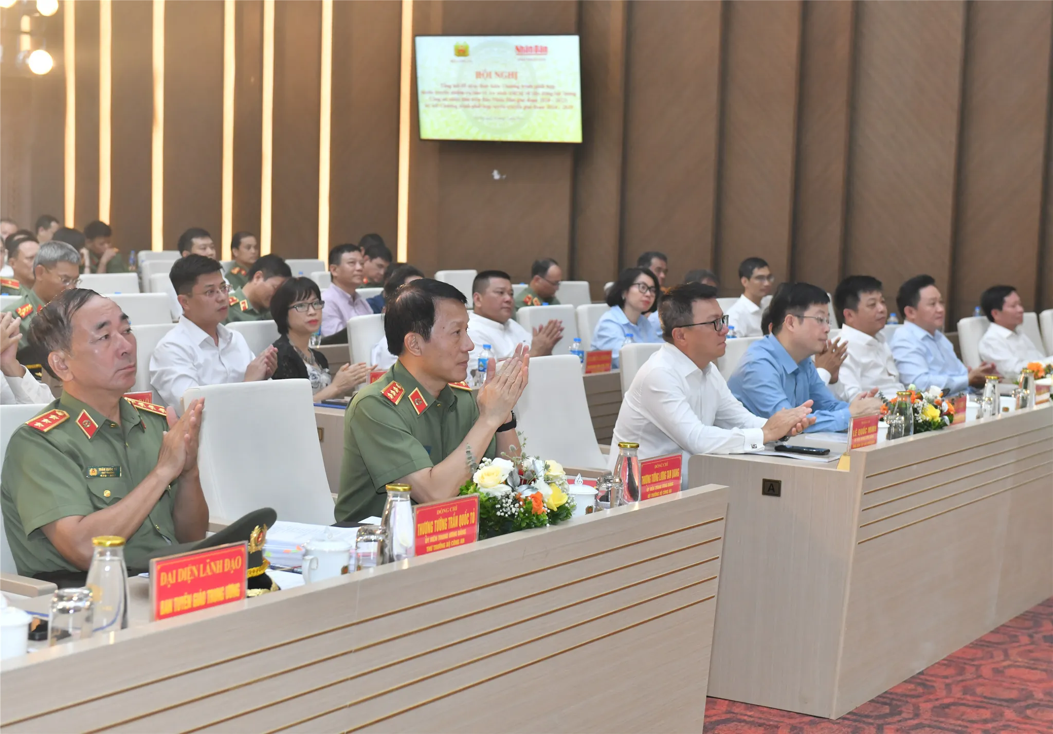 Bộ trưởng Lương Tam Quang và các đại biểu tham dự hội nghị tại Hà Nội.