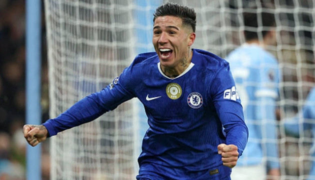 Enzo Fernandez ăn mừng bàn thắng gỡ hòa quý như vàng cho Chelsea ở phút bù giờ.