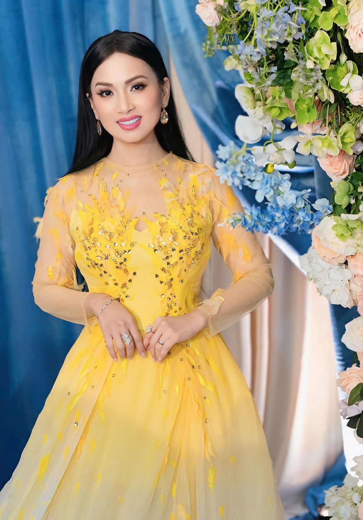 Hà Phương khoe sắc vóc tuổi trung niên trong bộ đầm điệu đà