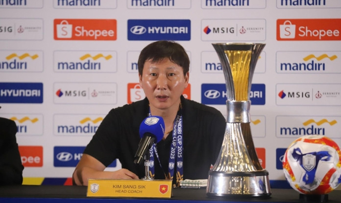 HLV Kim Sang Sik tại buổi họp báo