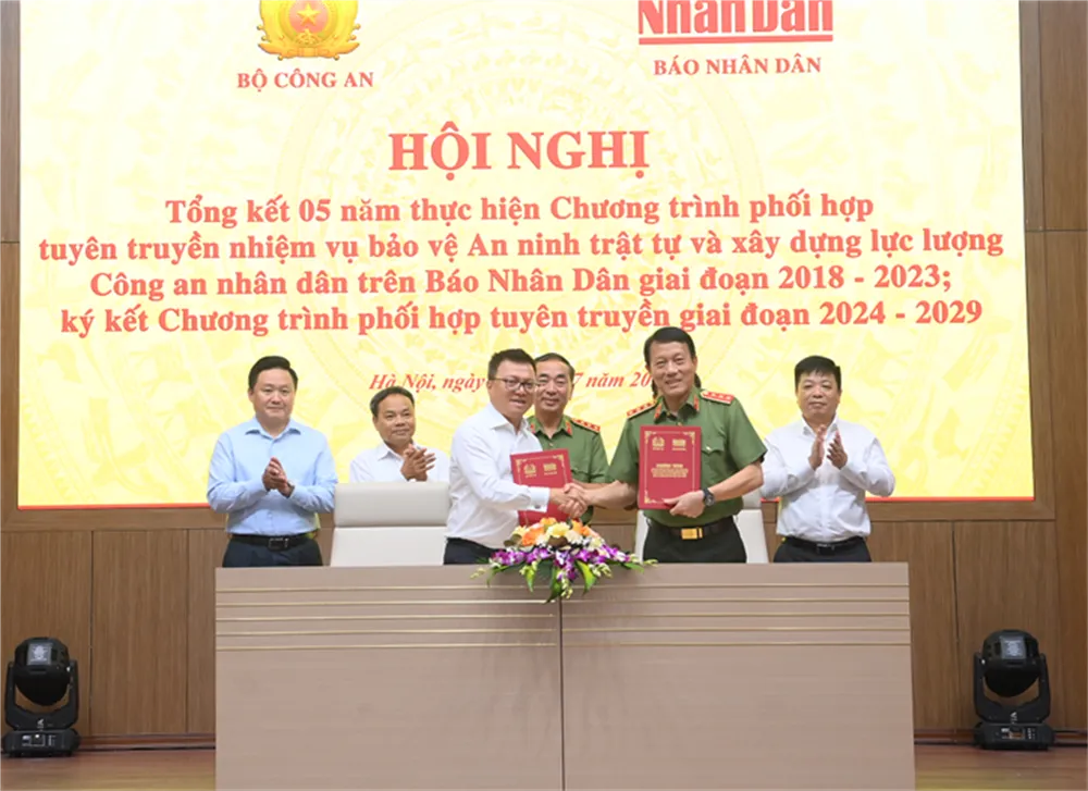 Đại diện Bộ Công an và Báo Nhân Dân thực hiện ký kết chương trình phối hợp mới.