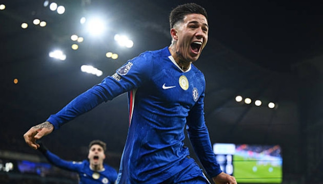 Enzo Fernandez thể hiện sức mạnh và kỹ thuật nơi tuyến giữa.