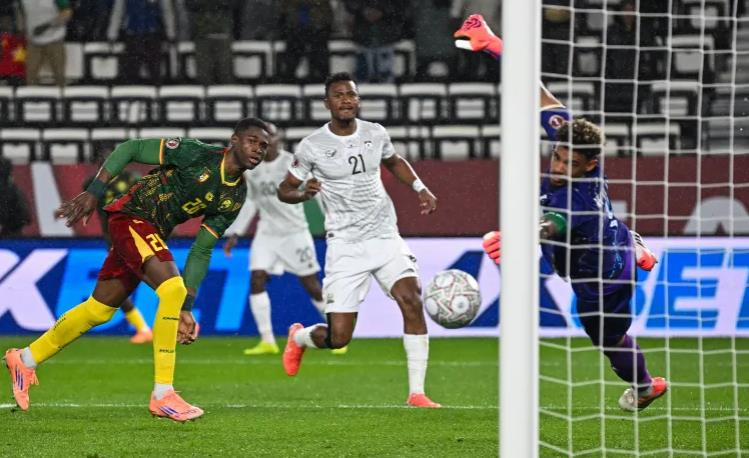 Christian Kofane ghi bàn nâng tỷ số lên 2-0 cho Cameroon.