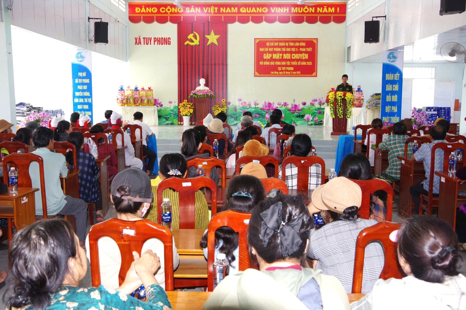 Quang cảnh buổi gặp mặt, nói chuyện tại xã Tuy Phong