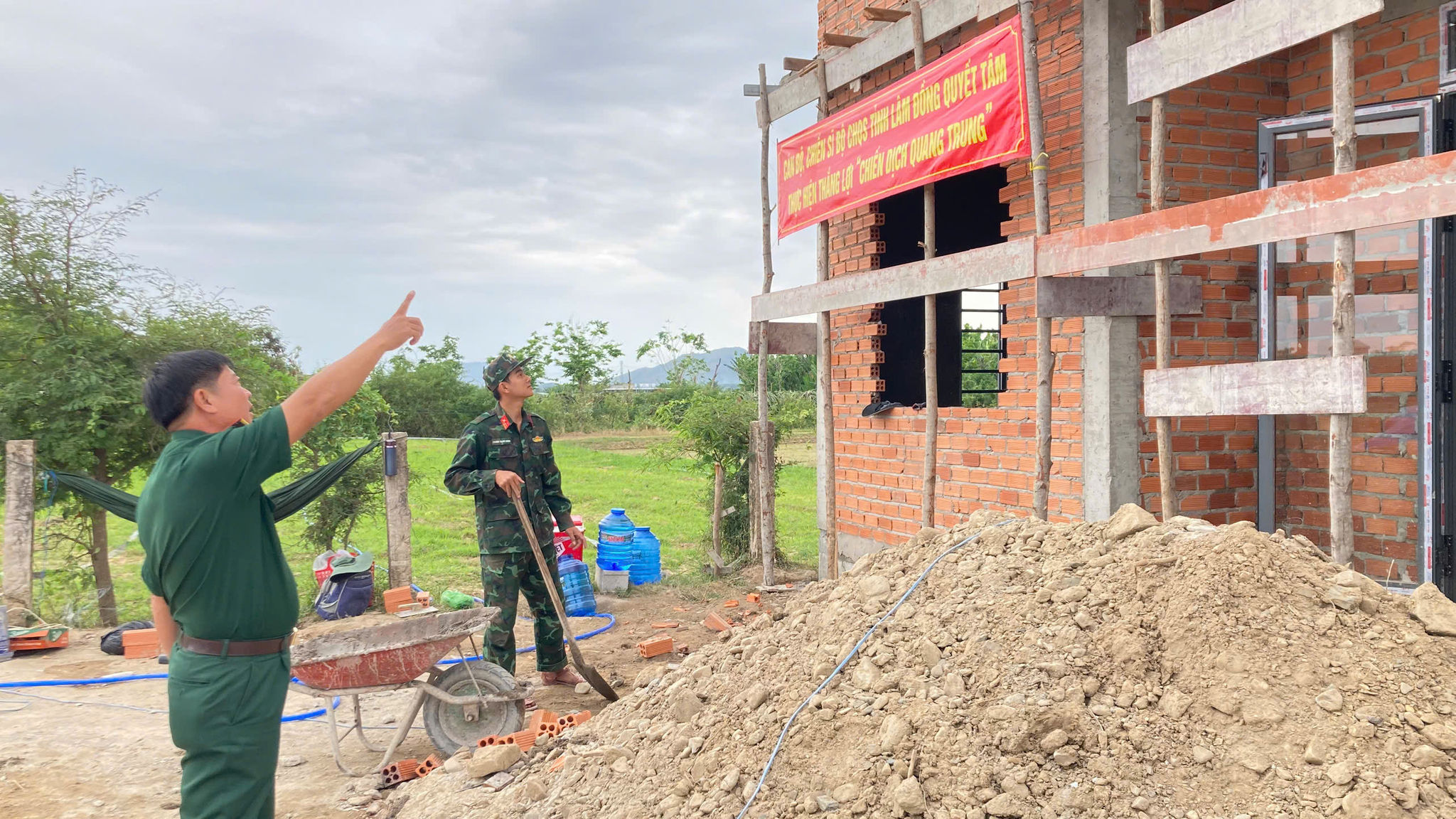 Xúc động trong ngày nhận bàn giao căn nhà mới, bà Mã Thị Lạc chia sẻ, trong đợt mưa lũ vừa qua, nhà cửa và nhiều tài sản của gia đình bà bị hư hỏng nặng. Nhờ sự quan tâm, giúp đỡ kịp thời của cán bộ, chiến sĩ bộ đội, gia đình bà đã có được ngôi nhà khang trang để ổn định cuộc sống. Bà bày tỏ lòng biết ơn sâu sắc trước tình cảm, trách nhiệm của lực lượng vũ trang đối với Nhân dân.