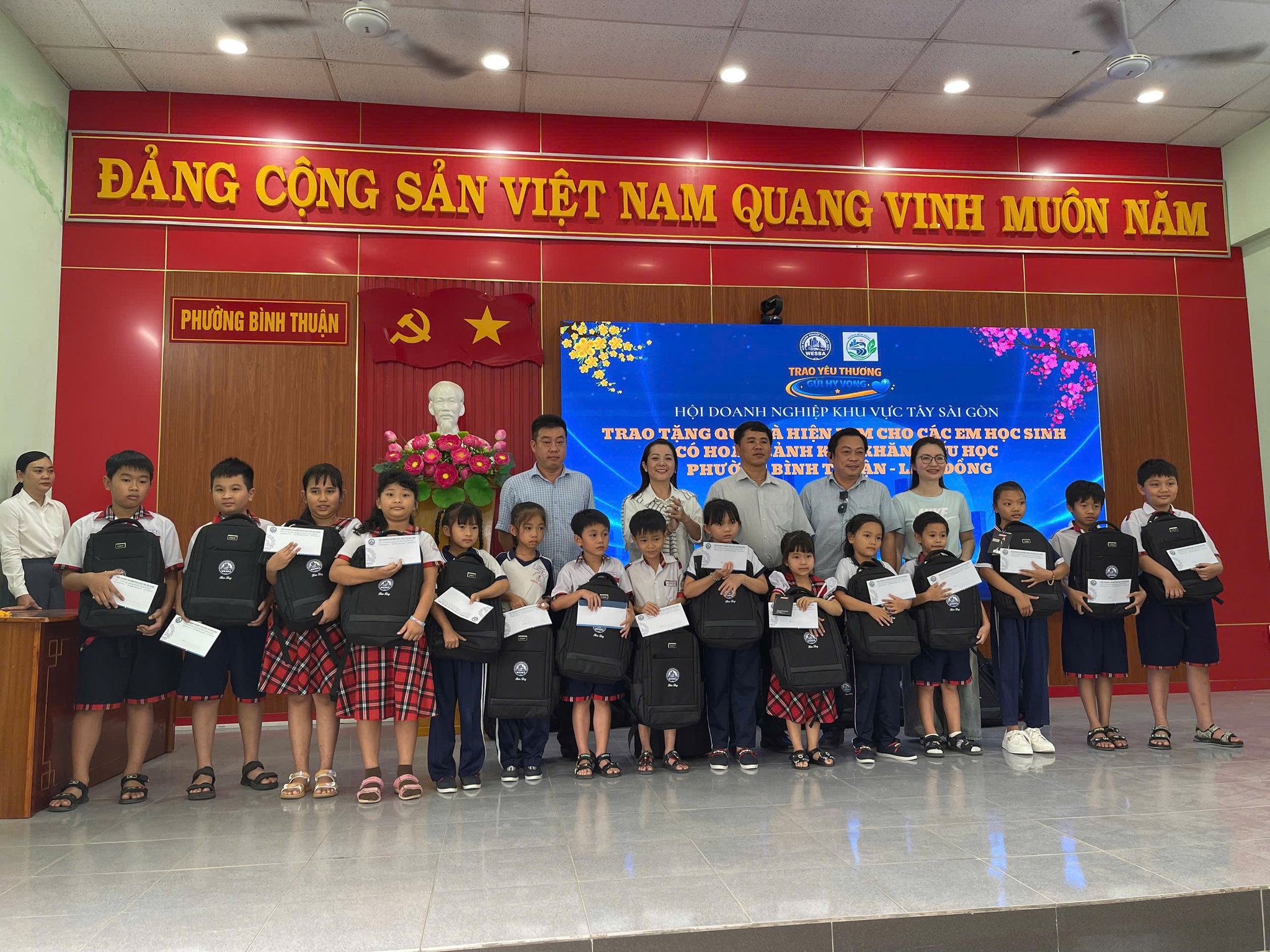 Trao tặng 100 suất quà cho Db451 sòng bạc trực tuyến khó khăn tại phường Dubai88 hiện đang mở được xếp hạng cao nhất