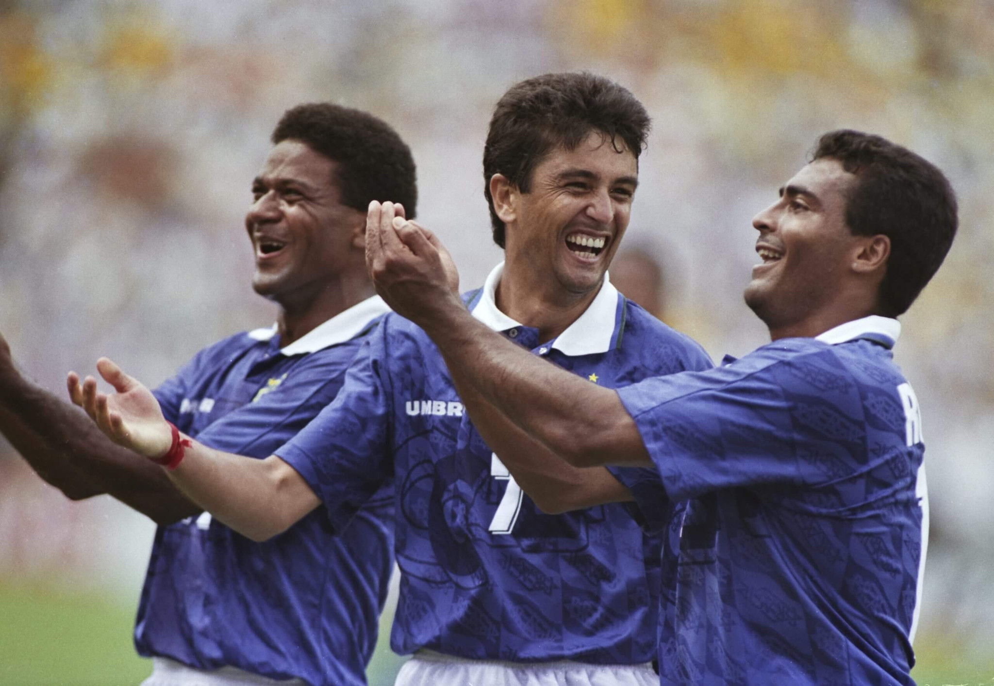 Romario (bên phải) và Bebeto (ở giữa) là cặp đôi ăn ý trên sân, trái ngược với những căng thẳng ngoài đời