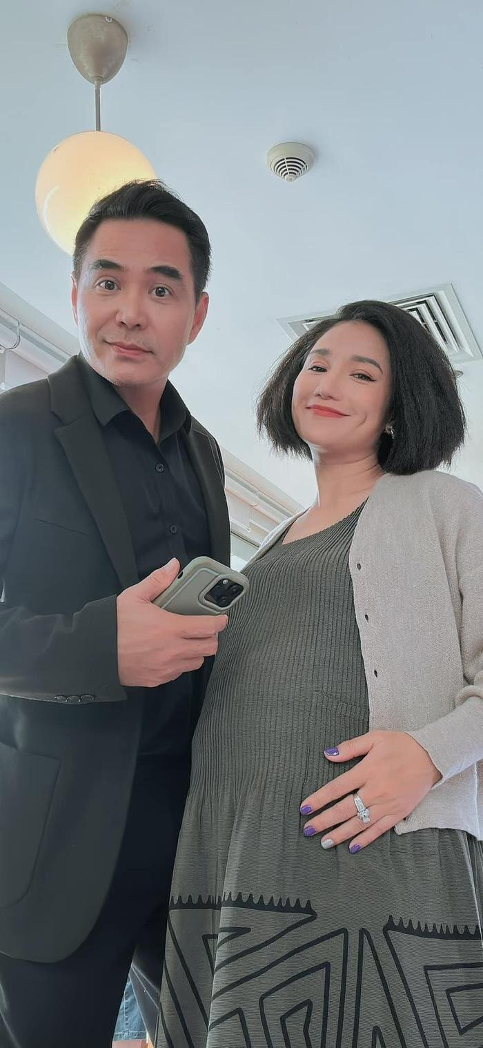 Dù đã từng gặng hỏi đôi lần về mối quan hệ tình cảm đặc biệt nhưng cả 2 nghệ sĩ đều khẳng định giữa họ là tình cảm bạn bé trân quý.