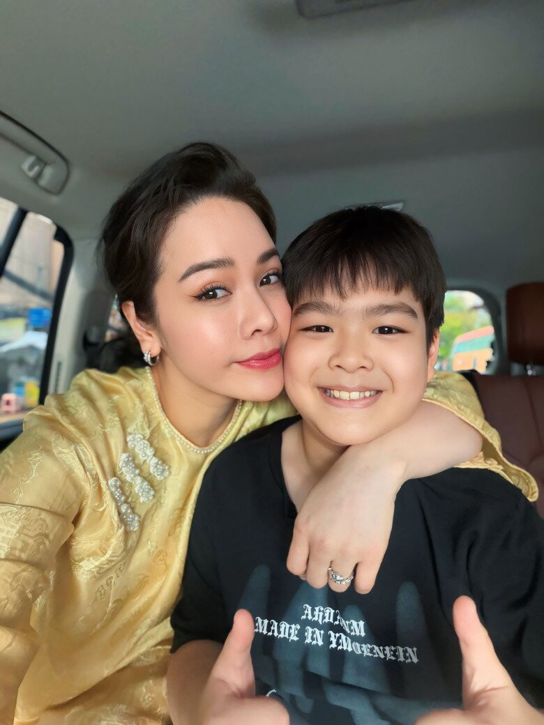 Nhật Kim Anh khoe ảnh tình cảm bên con trai.