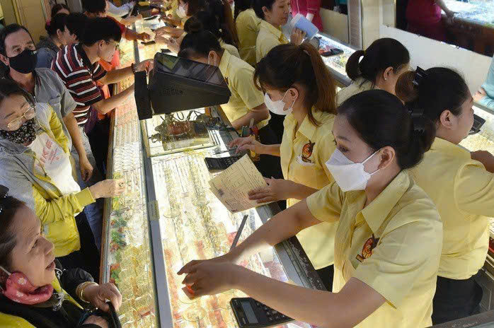 Giá vàng hôm nay 6/1: Vàng trong nước tăng mạnh