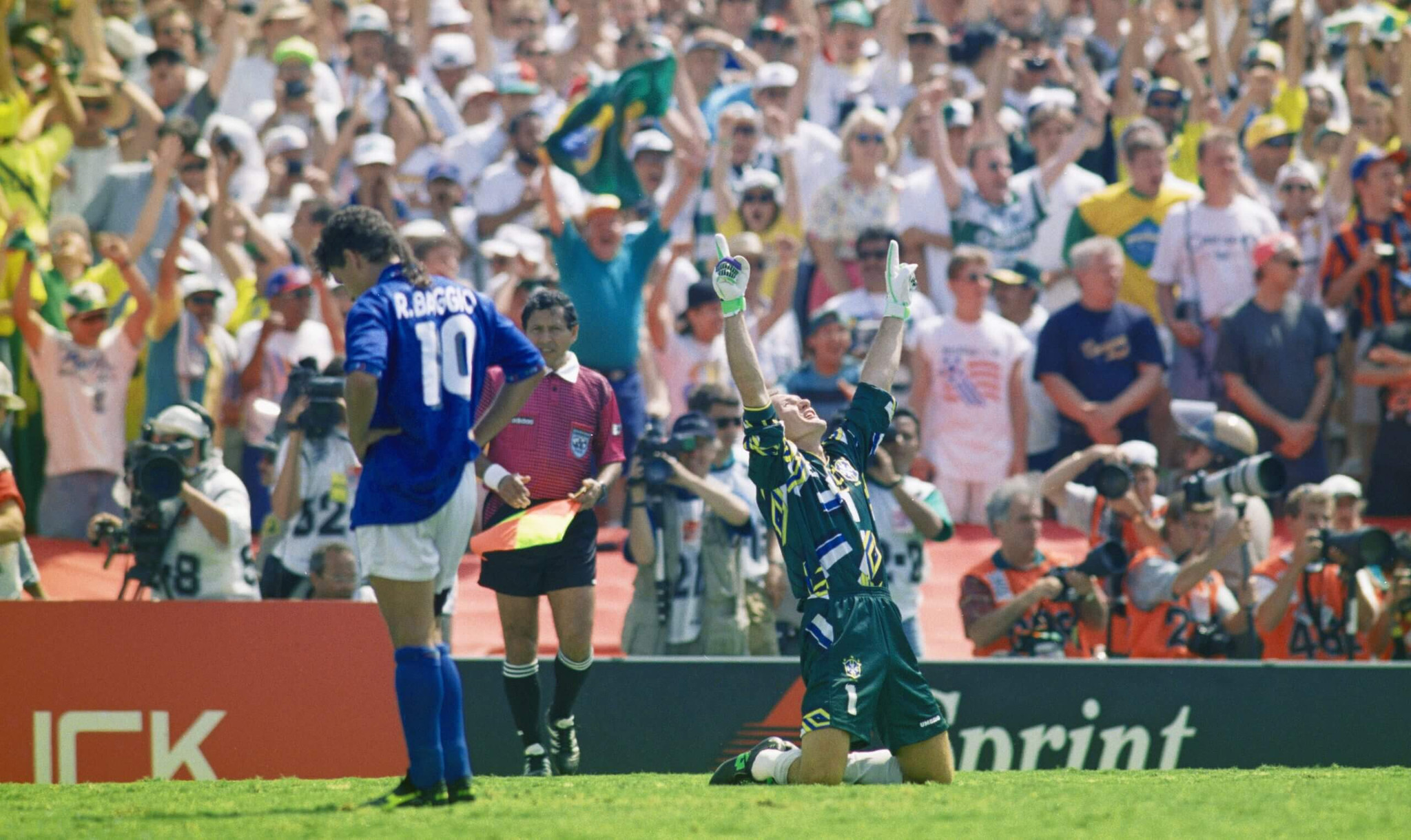 Claudio Taffarel ăn mừng sau khi Roberto Baggio đá hỏng quả phạt đền định mệnh