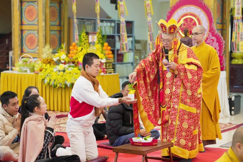 Vợ chồng Tuấn Hưng làm lễ cầu siêu 49 ngày cho mẹ.