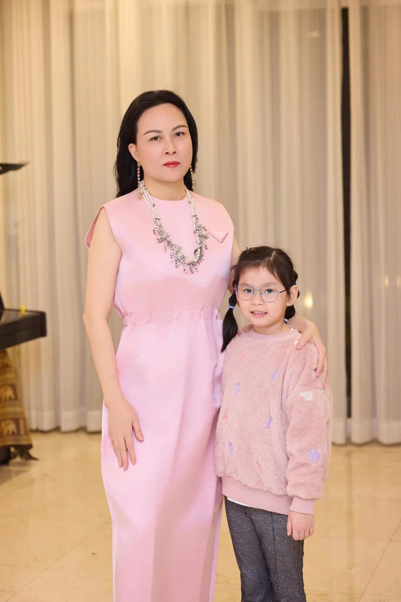 Doanh nhân Phượng Chanel và con gái Sumi.