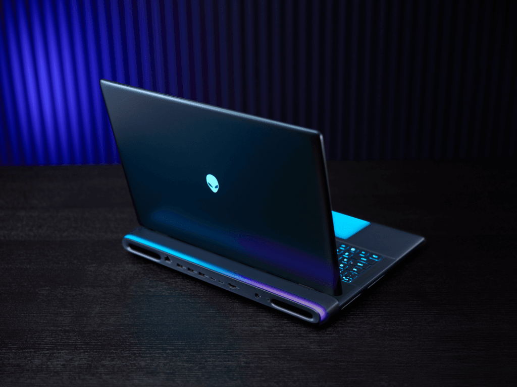 Laptop gaming Alienware 18 Area-51 với thiết kế hầm hố đặt trên bàn trong không gian tối