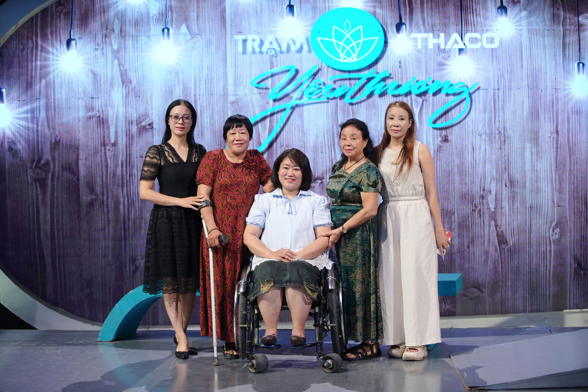 Hai mẹ con chị Phương Anh chia sẻ tại chương trình Trạm yêu thương