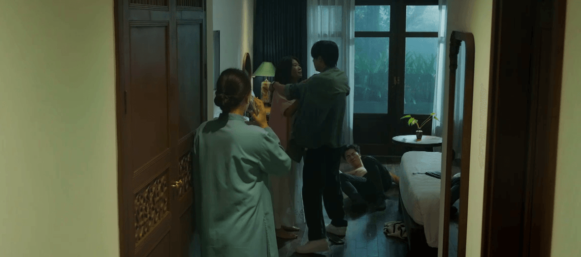 Tuấn đưa Dương rời khỏi khu nghỉ dưỡng