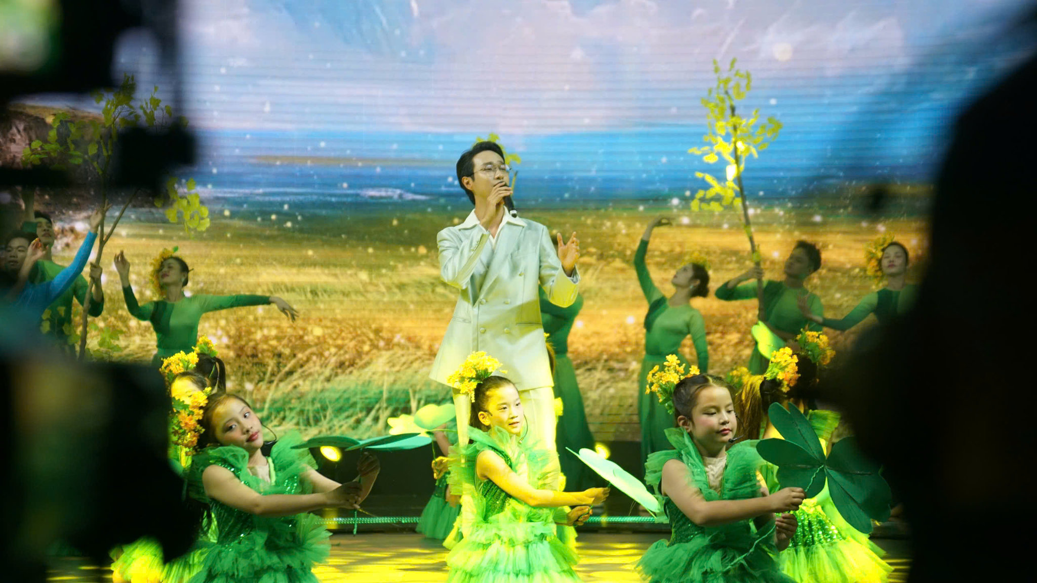 Hà An Huy biểu diễn tiết mục Tôi thấy hoa vàng trên cỏ xanh tại Symphony of Vietnam
