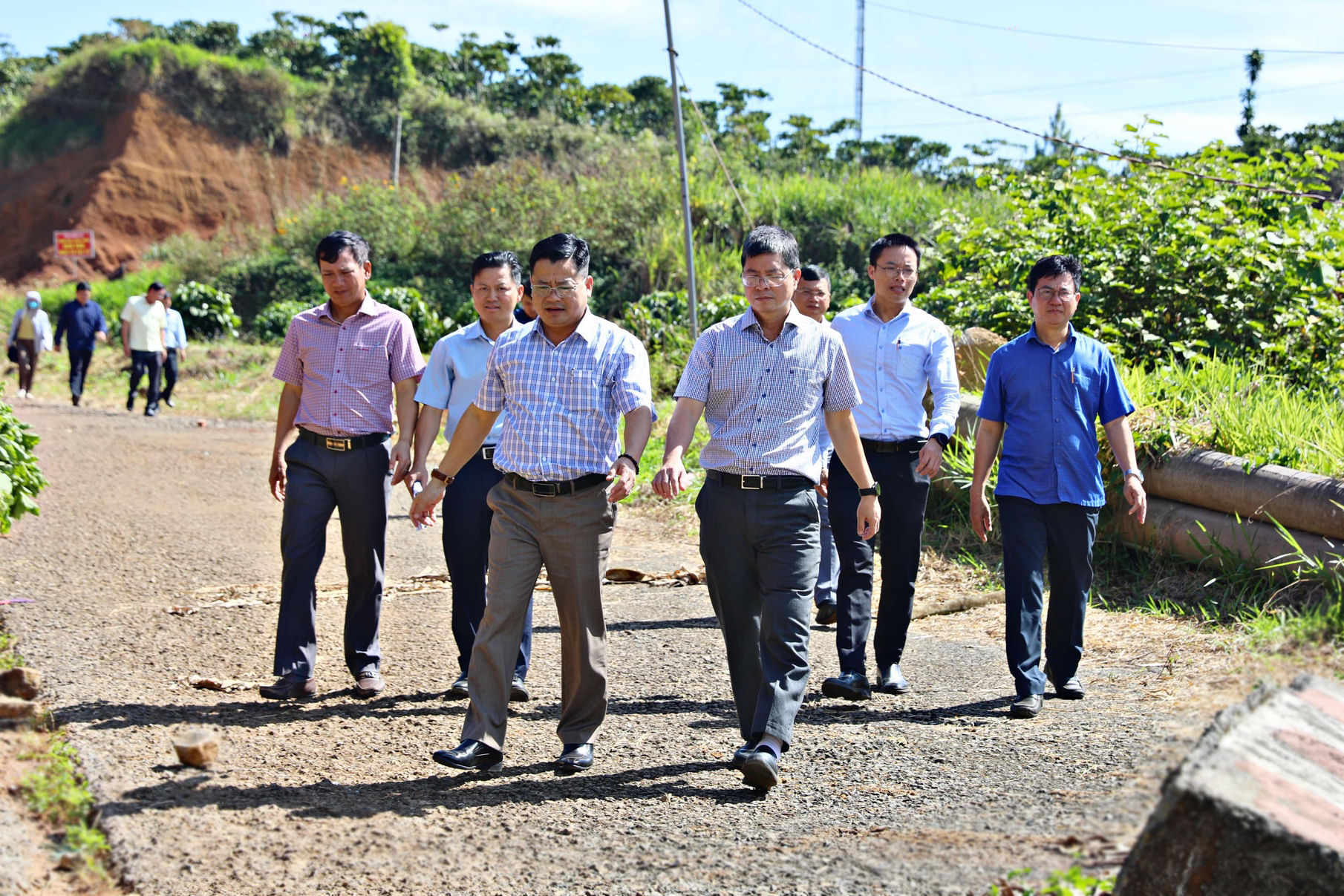 uy-vien-ban-thuong-vu-tinh-uy-pho-chu-tich-ubnd-tinh-lam-dong-nguyen-hong-hai-kiem-tra-khu-duong-tranh-phia-nam-bao-loc-sang-nay(1).jpg