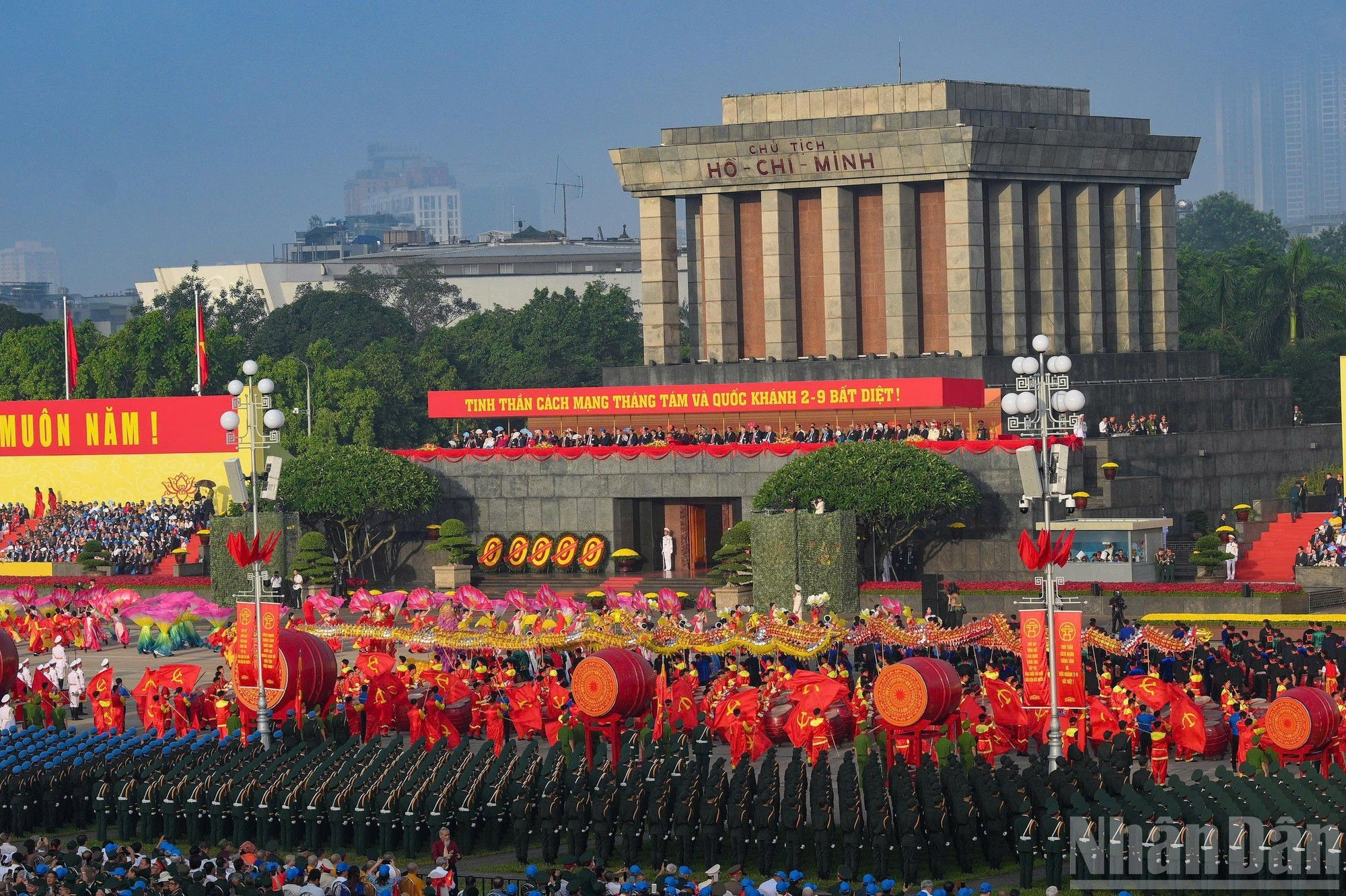 quang-truong-ba-dinh-ruc-ro-co-hoa-trong-ngay-quoc-khanh.jpg