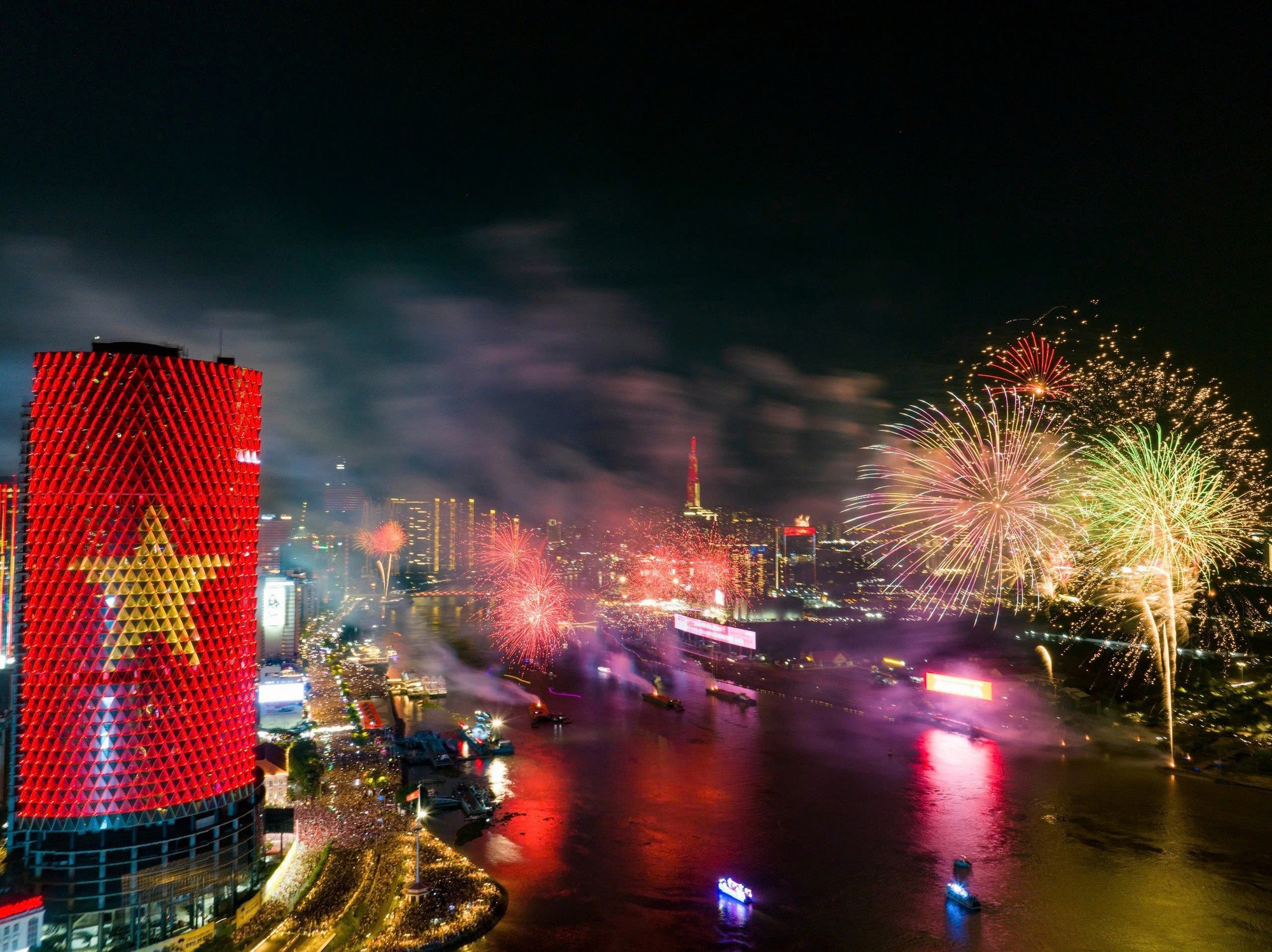 phao-hoa-ruc-sang-bau-troi-thanh-pho-ho-chi-minh-dem-304-chao-mung-50-nam-thong-nhat-dat-nuoc-anh-the-dai.jpg