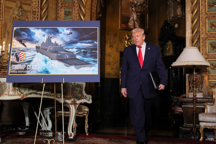 Tổng thống Mỹ Donald Trump và mô hình tàu lớp Trump Class