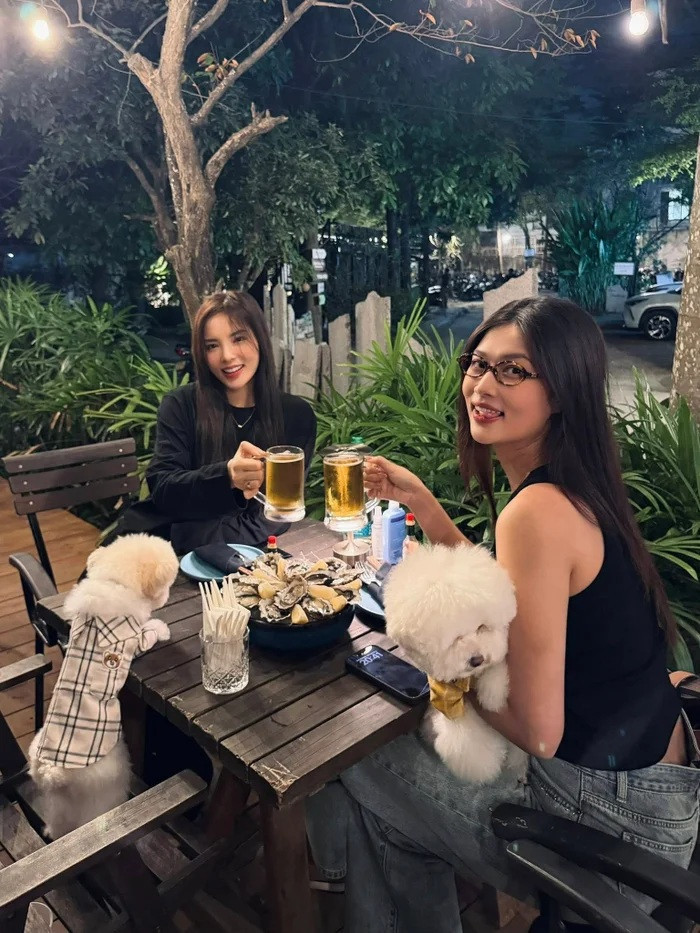 Cả hai nàng hậu công khai khoảnh khắc đi ăn vào thời điểm đón năm mới vừa qua.