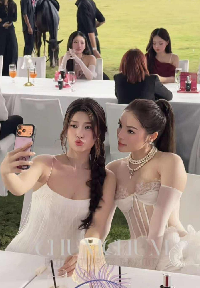 Kỳ Duyên và Đoàn Thiên Ân thân thiết tại một sự kiện. (Ảnh chụp màn hình từ TikTok Chumchum)