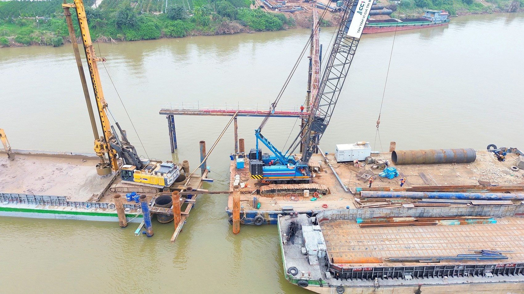 Đảm bảo an toàn giao thông đường thủy khi thi công cầu