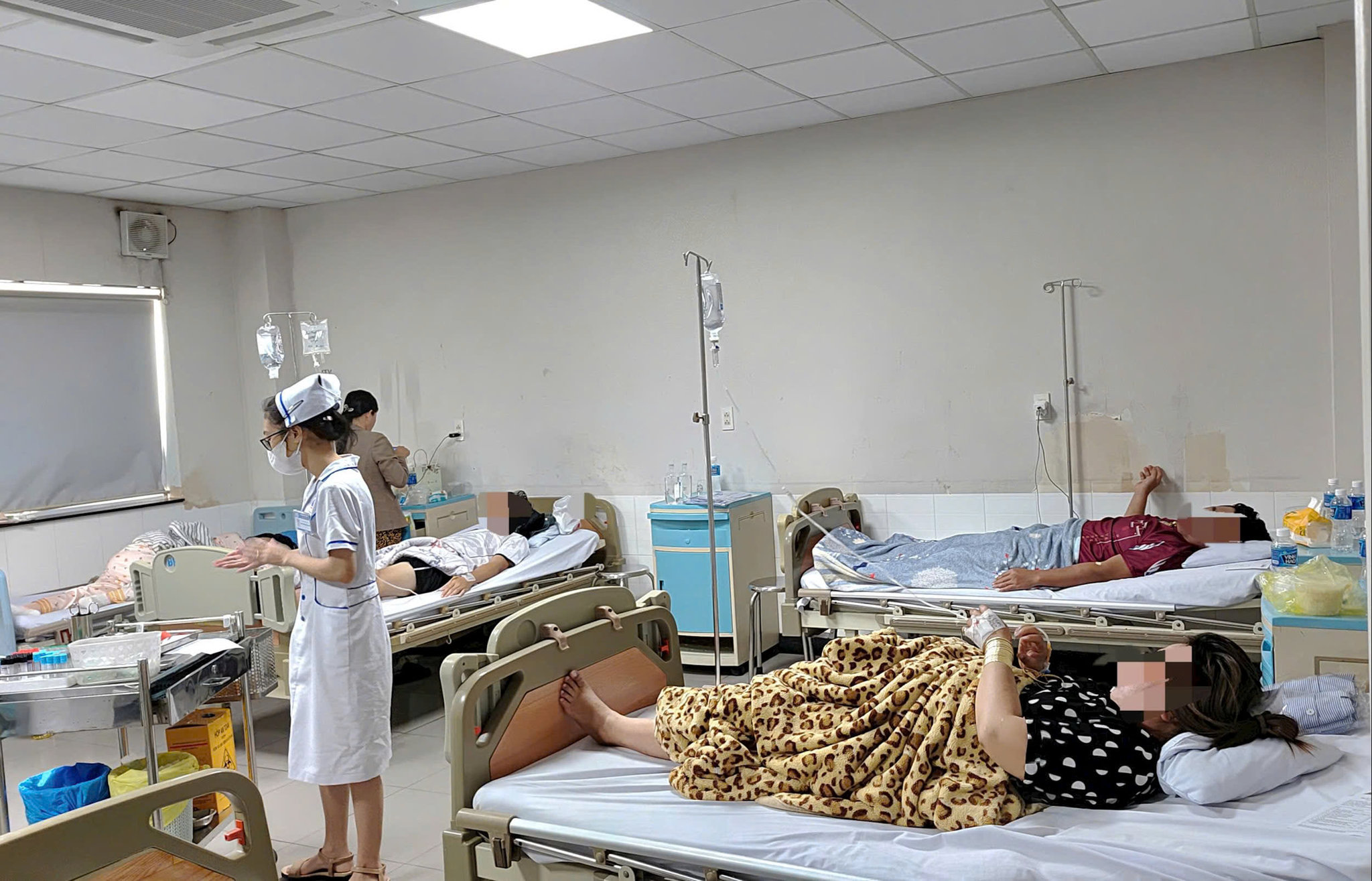 Những nạn nhân bị ngộ độc do ăn bánh mì thịt nguội phải nhập viện điều trị tại Bệnh viên đa khoa An Phước