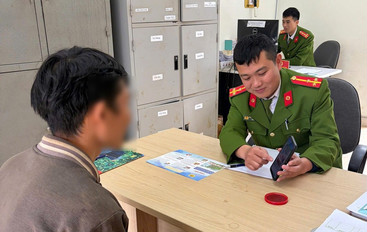 Công an xã Cốc Pàng tuyên truyền về các thủ đoạn lừa đảo trên không gian mạng