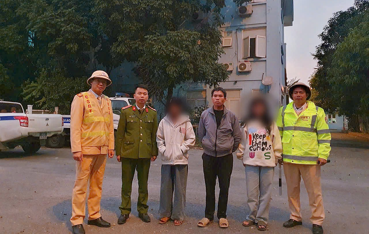 Lực lượng Công an bàn giao 2 cháu cho gia đình quản lý