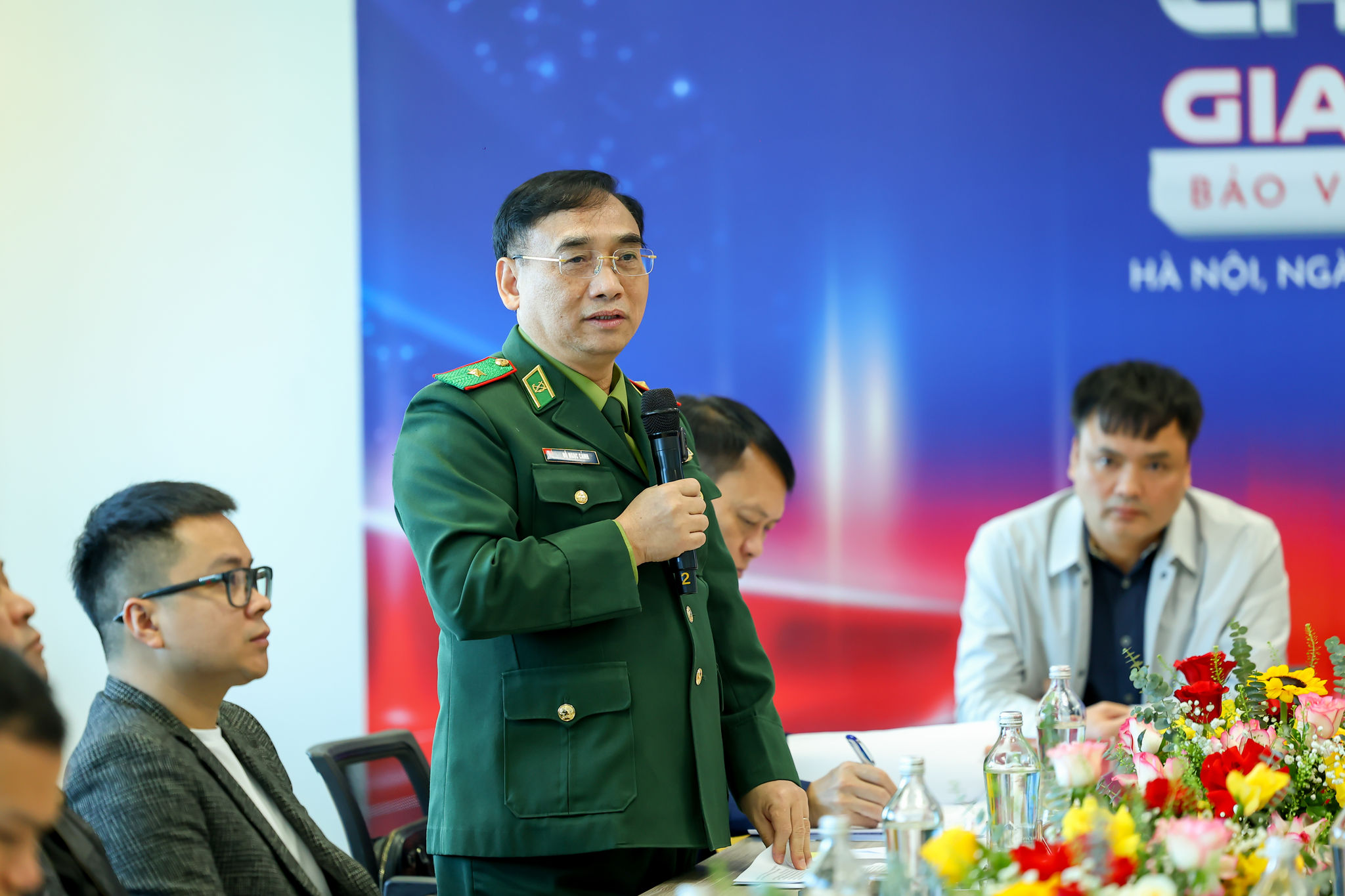 Thiếu tướng Đỗ Ngọc Cảnh trao đổi về tình hình an ninh biên giới.