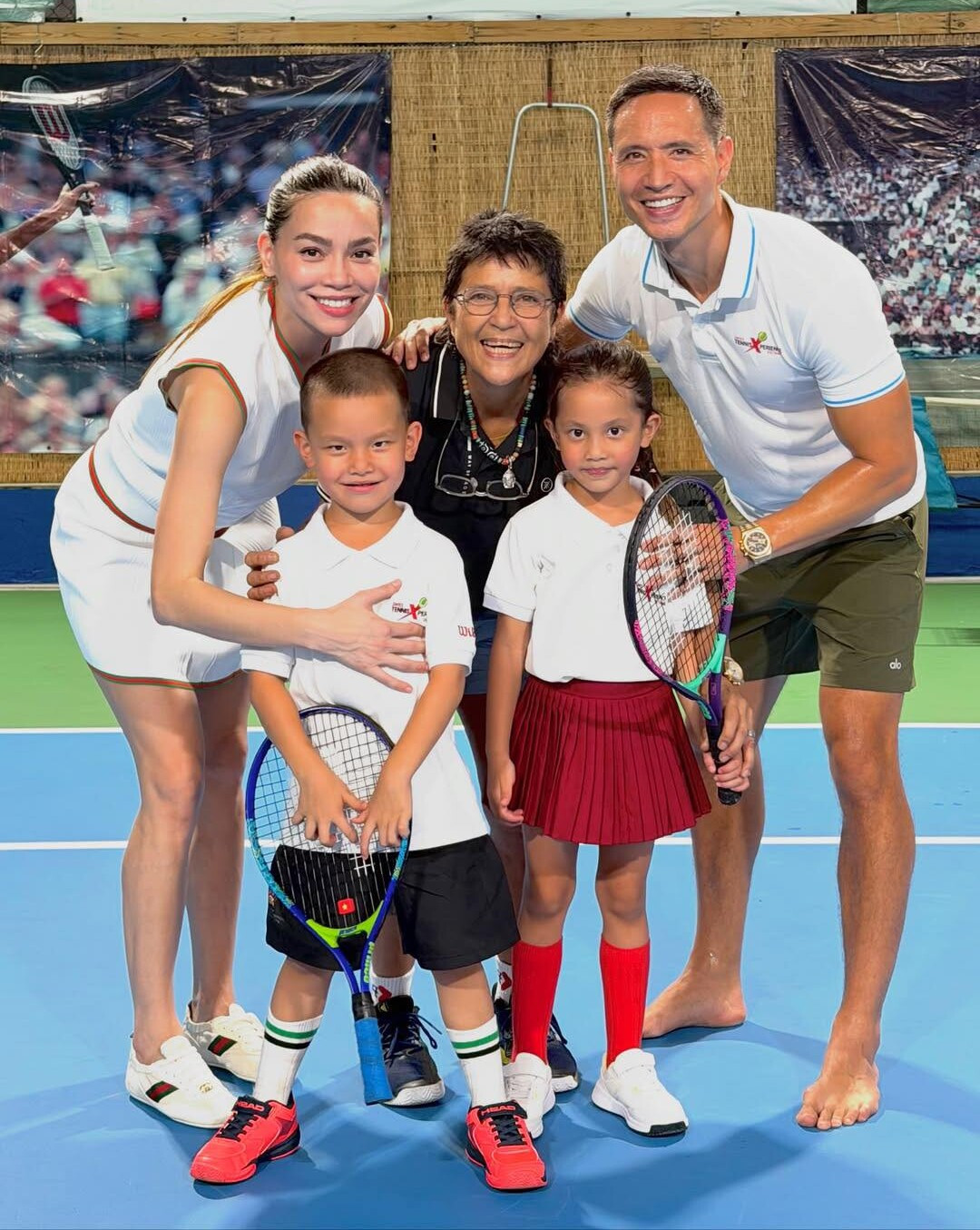 Lisa - Leon được dạy nhiều bộ môn như tennis, piano, ballet tại trường quốc tế.