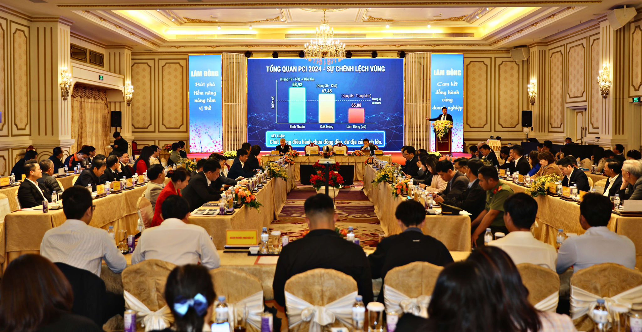 Các chuyên gia trình bày tham luận của chuyên gia về nâng cao năng lực cạnh tranh của tỉnh Lâm Đồng nhằm thu hút dòng vốn đầu tư mới từ các nhà đầu tư chiến lược và quốc tế.