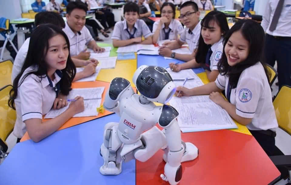 gen-n-trò chuyện tiếng Anh với người máy tại trường Lê Lợi