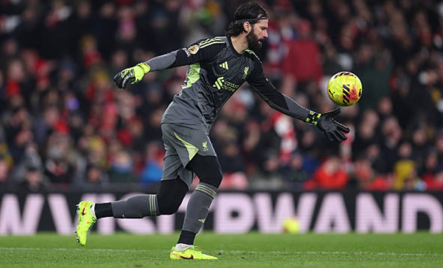 Alisson Becker thi đấu tập trung trong khung gỗ Liverpool