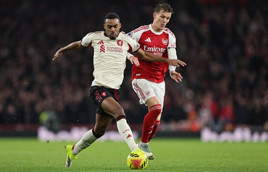 Ryan Gravenberch thoát pressing trước bộ đôi tiền vệ Arsenal